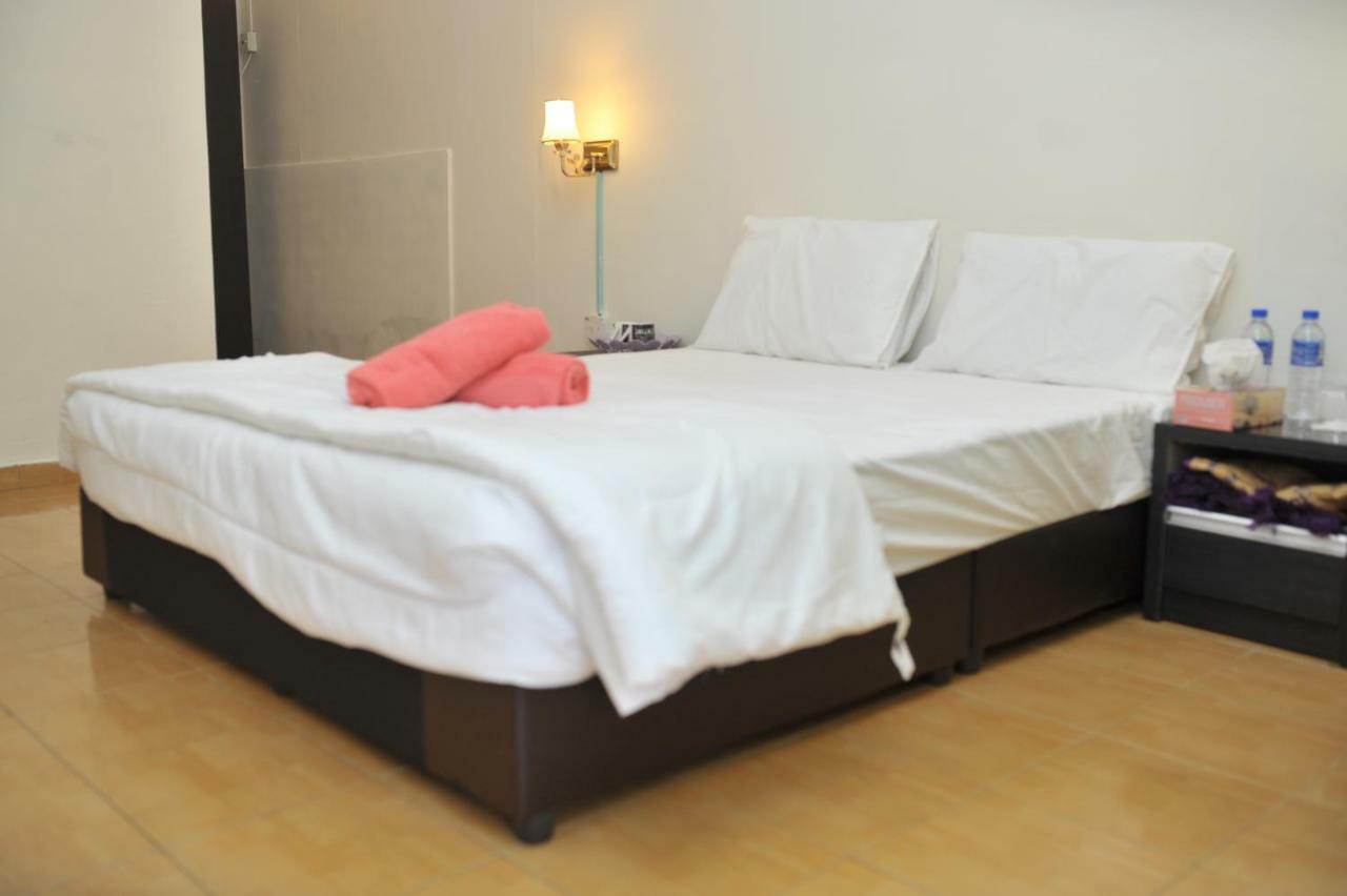 Green Town Hotel & Resort Петалинг Джая Екстериор снимка